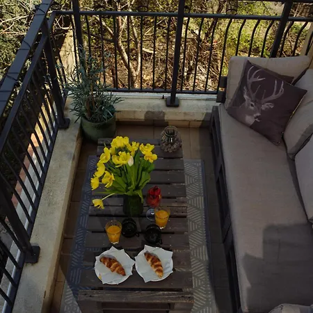 Secret Garden View Quiet Private Terrace Apartment