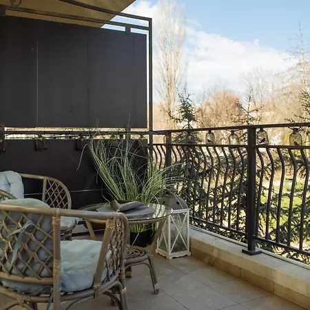 Secret Garden View Quiet Private Terrace *